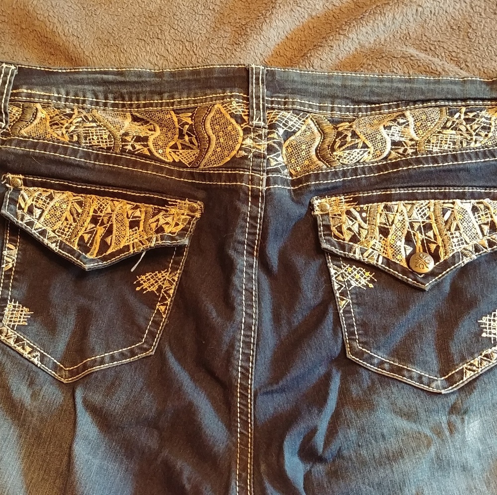 Embrodered Cato Premium Capris